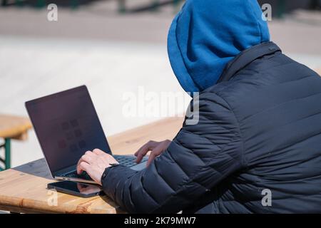 Anonymer freiberuflicher Mitarbeiter mit Laptop Stockfoto