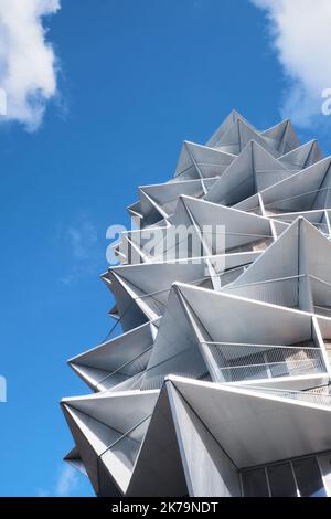 Kopenhagen, Dänemark - September 2022: Kaktusstürme und ihre dreieckigen Balkone wurden von der Bjarke Ingels Group im Stadtteil Fisketorvet Dybbølsbro entworfen. Stockfoto