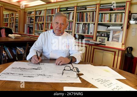 â©PHOTOPQR/LE PROGRES/Laurent THEVENOT - Vonnas 19/05/2020 - Georges BLANC PrÃªt Ã rouvrir ses Restaurants le Mardi 19 Mai 2020 -Georges BLANC, l' un des plus grands Chefs au monde prÃªt Ã rouvrir ses Restaurants dont son Restaurant gastronomique 3 Ã©toiles Il prÃ©pare dans son Bureau ses nouveaux menus Vonnas, Frankreich, 19.Mai 2020. Georges BLANC, einer der größten Köche der Welt, ist bereit, seine 3-Sterne-Restaurants wieder zu eröffnen Stockfoto