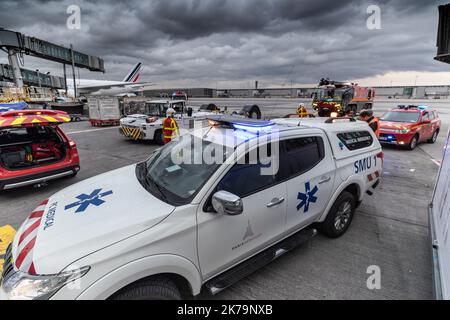 Frankreich / Ile-de-France (Region) / Roissy - Mitarbeiter der SMU greifen gemeinsam mit den Flughafenfeuerwehren bei einem Brand auf einem Flughafenschiff ein. Der Flughafen Roissy verfügt über einen Rettungsdienst, den EMS. Seine Aufgabe ist es, die Gesundheit von Reisenden, Besatzungsmitgliedern, Bodenpersonal und all jenen, die den Flughafen passieren, zu überwachen. Stockfoto