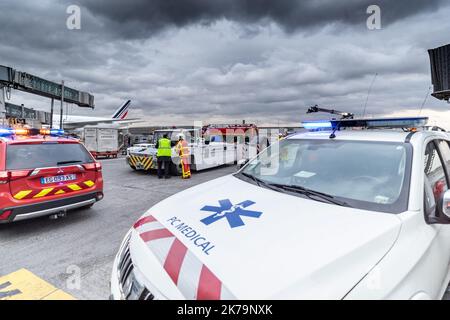 Frankreich / Ile-de-France (Region) / Roissy - Mitarbeiter der SMU greifen gemeinsam mit den Flughafenfeuerwehren bei einem Brand auf einem Flughafenschiff ein. Der Flughafen Roissy verfügt über einen Rettungsdienst, den EMS. Seine Aufgabe ist es, die Gesundheit von Reisenden, Besatzungsmitgliedern, Bodenpersonal und all jenen, die den Flughafen passieren, zu überwachen. Stockfoto