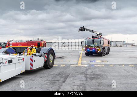 Frankreich / Ile-de-France (Region) / Roissy - Mitarbeiter der SMU greifen gemeinsam mit den Flughafenfeuerwehren bei einem Brand auf einem Flughafenschiff ein. Der Flughafen Roissy verfügt über einen Rettungsdienst, den EMS. Seine Aufgabe ist es, die Gesundheit von Reisenden, Besatzungsmitgliedern, Bodenpersonal und all jenen, die den Flughafen passieren, zu überwachen. Stockfoto
