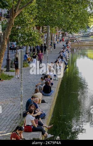 Paris un lockdown many peole on Canal Saint-Marin Frankreich, Mai 20 2020Â©Sebastien Muylaert/MAXPPP - Parisiens assis sur le Bord du Canal Saint-Martin, 10 jours aprÃ¨s l'assouplissement, par le gouvernement, des mesures de confinement visant Ã freier la propagation de la pandÃ©mie de COVID-19, causÃ©e par le nouveau coronavirus. Paris, 20.05.2020 - Paris un lockdown many peole on Canal Saint-Marin France, Mai 20 2020 Stockfoto