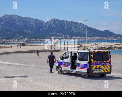 Trotz des Verbots genießen die Menschen am Strand von Marseille am 23. Mai 2020 die Sonne Stockfoto