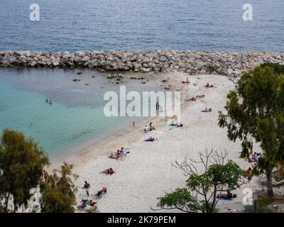 Trotz des Verbots genießen die Menschen am Strand von Marseille am 23. Mai 2020 die Sonne Stockfoto