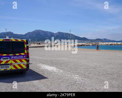 Trotz des Verbots genießen die Menschen am Strand von Marseille am 23. Mai 2020 die Sonne Stockfoto