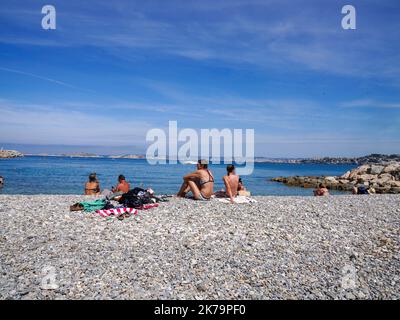 Trotz des Verbots genießen die Menschen am Strand von Marseille am 23. Mai 2020 die Sonne Stockfoto