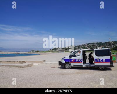 Trotz des Verbots genießen die Menschen am Strand von Marseille am 23. Mai 2020 die Sonne Stockfoto