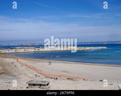 Trotz des Verbots genießen die Menschen am Strand von Marseille am 23. Mai 2020 die Sonne Stockfoto