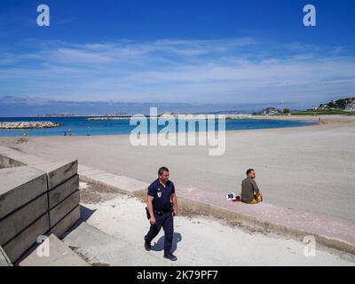 Trotz des Verbots genießen die Menschen am Strand von Marseille am 23. Mai 2020 die Sonne Stockfoto