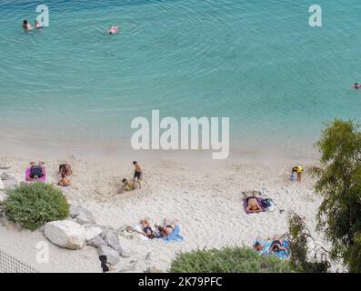 Trotz des Verbots genießen die Menschen am Strand von Marseille am 23. Mai 2020 die Sonne Stockfoto