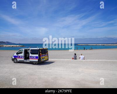 Trotz des Verbots genießen die Menschen am Strand von Marseille am 23. Mai 2020 die Sonne Stockfoto