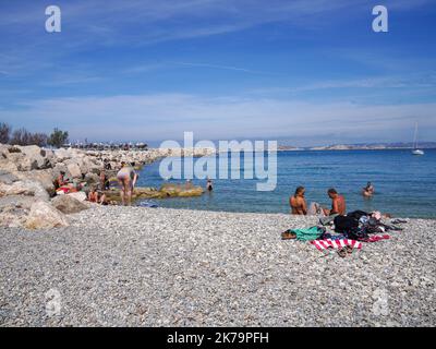 Trotz des Verbots genießen die Menschen am Strand von Marseille am 23. Mai 2020 die Sonne Stockfoto