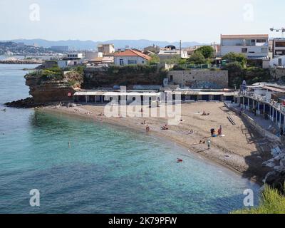 Trotz des Verbots genießen die Menschen am Strand von Marseille am 23. Mai 2020 die Sonne Stockfoto