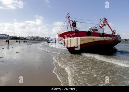 Frankreich / Bretagne / Saint Brieuc - Demonstration am zentralen Strand von Erquy (Bucht von Saint Brieuc) gegen den Windpark, der das Licht der Welt erblicken wird. Ailes Marines und RTE planen, hundert Windturbinen etwa fünfzehn Kilometer vom Ufer entfernt zu installieren und ein 225.000-Volt-Kabel unter dem Strand zu vergraben, um Strom zu transportieren. Stockfoto