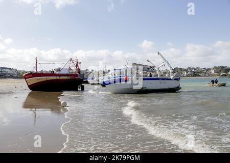 Frankreich / Bretagne / Saint Brieuc - Demonstration am zentralen Strand von Erquy (Bucht von Saint Brieuc) gegen den Windpark, der das Licht der Welt erblicken wird. Ailes Marines und RTE planen, hundert Windturbinen etwa fünfzehn Kilometer vom Ufer entfernt zu installieren und ein 225.000-Volt-Kabel unter dem Strand zu vergraben, um Strom zu transportieren. Stockfoto