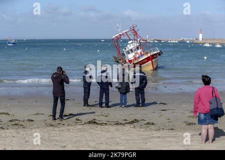 Frankreich / Bretagne / Saint Brieuc - Demonstration am zentralen Strand von Erquy (Bucht von Saint Brieuc) gegen den Windpark, der das Licht der Welt erblicken wird. Ailes Marines und RTE planen, hundert Windturbinen etwa fünfzehn Kilometer vom Ufer entfernt zu installieren und ein 225.000-Volt-Kabel unter dem Strand zu vergraben, um Strom zu transportieren. Stockfoto