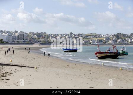 Frankreich / Bretagne / Saint Brieuc - Demonstration am zentralen Strand von Erquy (Bucht von Saint Brieuc) gegen den Windpark, der das Licht der Welt erblicken wird. Ailes Marines und RTE planen, hundert Windturbinen etwa fünfzehn Kilometer vom Ufer entfernt zu installieren und ein 225.000-Volt-Kabel unter dem Strand zu vergraben, um Strom zu transportieren. Stockfoto