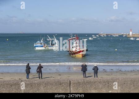 Frankreich / Bretagne / Saint Brieuc - Demonstration am zentralen Strand von Erquy (Bucht von Saint Brieuc) gegen den Windpark, der das Licht der Welt erblicken wird. Ailes Marines und RTE planen, hundert Windturbinen etwa fünfzehn Kilometer vom Ufer entfernt zu installieren und ein 225.000-Volt-Kabel unter dem Strand zu vergraben, um Strom zu transportieren. Stockfoto