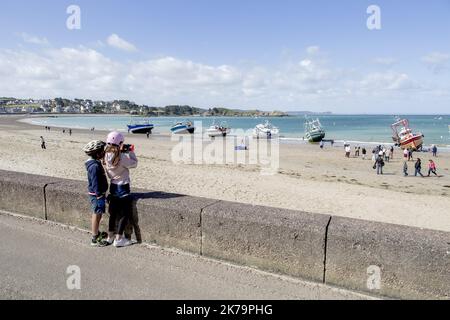 Frankreich / Bretagne / Saint Brieuc - Demonstration am zentralen Strand von Erquy (Bucht von Saint Brieuc) gegen den Windpark, der das Licht der Welt erblicken wird. Ailes Marines und RTE planen, hundert Windturbinen etwa fünfzehn Kilometer vom Ufer entfernt zu installieren und ein 225.000-Volt-Kabel unter dem Strand zu vergraben, um Strom zu transportieren. Stockfoto