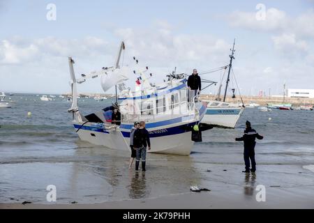 Frankreich / Bretagne / Saint Brieuc - Demonstration am zentralen Strand von Erquy (Bucht von Saint Brieuc) gegen den Windpark, der das Licht der Welt erblicken wird. Ailes Marines und RTE planen, hundert Windturbinen etwa fünfzehn Kilometer vom Ufer entfernt zu installieren und ein 225.000-Volt-Kabel unter dem Strand zu vergraben, um Strom zu transportieren. Stockfoto