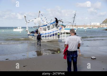 Frankreich / Bretagne / Saint Brieuc - Demonstration am zentralen Strand von Erquy (Bucht von Saint Brieuc) gegen den Windpark, der das Licht der Welt erblicken wird. Ailes Marines und RTE planen, hundert Windturbinen etwa fünfzehn Kilometer vom Ufer entfernt zu installieren und ein 225.000-Volt-Kabel unter dem Strand zu vergraben, um Strom zu transportieren. Stockfoto