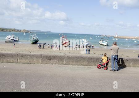 Frankreich / Bretagne / Saint Brieuc - Demonstration am zentralen Strand von Erquy (Bucht von Saint Brieuc) gegen den Windpark, der das Licht der Welt erblicken wird. Ailes Marines und RTE planen, hundert Windturbinen etwa fünfzehn Kilometer vom Ufer entfernt zu installieren und ein 225.000-Volt-Kabel unter dem Strand zu vergraben, um Strom zu transportieren. Stockfoto