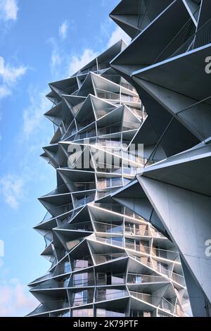 Kopenhagen, Dänemark - September 2022: Kaktusstürme und ihre dreieckigen Balkone wurden von der Bjarke Ingels Group im Stadtteil Fisketorvet Dybbølsbro entworfen. Stockfoto