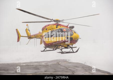 Notfallteam am Berg. Unter den Missionen der französischen Nationalpolizei wird die Bergrettung mit Unterstützung von Hubschrauberpiloten und SAMU-Ärzten durchgeführt, insbesondere in Isere auf der Alpe d'Huez Altiport - Henri Giraud ( LFHU) Stockfoto
