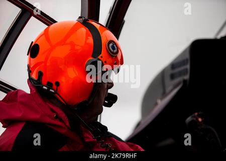 Notfallteam am Berg. Unter den Missionen der französischen Nationalpolizei wird die Bergrettung mit Unterstützung von Hubschrauberpiloten und SAMU-Ärzten durchgeführt, insbesondere in Isere auf der Alpe d'Huez Altiport - Henri Giraud ( LFHU) Stockfoto