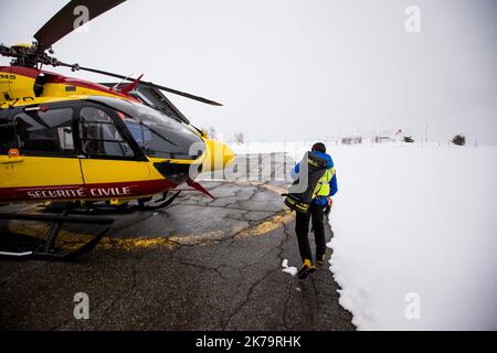 Notfallteam am Berg. Unter den Missionen der französischen Nationalpolizei wird die Bergrettung mit Unterstützung von Hubschrauberpiloten und SAMU-Ärzten durchgeführt, insbesondere in Isere auf der Alpe d'Huez Altiport - Henri Giraud ( LFHU) Stockfoto