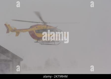 Notfallteam am Berg. Unter den Missionen der französischen Nationalpolizei wird die Bergrettung mit Unterstützung von Hubschrauberpiloten und SAMU-Ärzten durchgeführt, insbesondere in Isere auf der Alpe d'Huez Altiport - Henri Giraud ( LFHU) Stockfoto