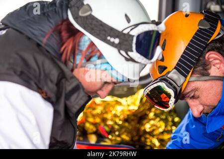 Notfallteam am Berg. Unter den Missionen der französischen Nationalpolizei wird die Bergrettung mit Unterstützung von Hubschrauberpiloten und SAMU-Ärzten durchgeführt, insbesondere in Isere auf der Alpe d'Huez Altiport - Henri Giraud ( LFHU) Stockfoto