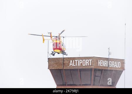 Notfallteam am Berg. Unter den Missionen der französischen Nationalpolizei wird die Bergrettung mit Unterstützung von Hubschrauberpiloten und SAMU-Ärzten durchgeführt, insbesondere in Isere auf der Alpe d'Huez Altiport - Henri Giraud ( LFHU) Stockfoto