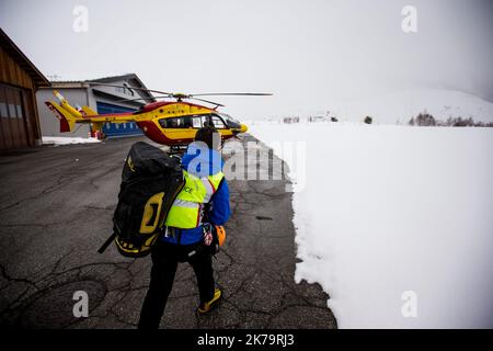Notfallteam am Berg. Unter den Missionen der französischen Nationalpolizei wird die Bergrettung mit Unterstützung von Hubschrauberpiloten und SAMU-Ärzten durchgeführt, insbesondere in Isere auf der Alpe d'Huez Altiport - Henri Giraud ( LFHU) Stockfoto