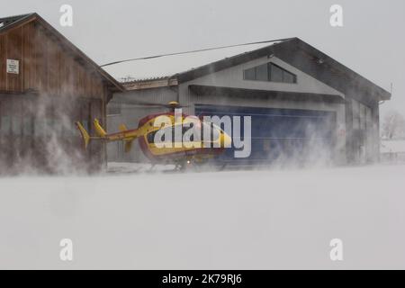 Notfallteam am Berg. Unter den Missionen der französischen Nationalpolizei wird die Bergrettung mit Unterstützung von Hubschrauberpiloten und SAMU-Ärzten durchgeführt, insbesondere in Isere auf der Alpe d'Huez Altiport - Henri Giraud ( LFHU) Stockfoto