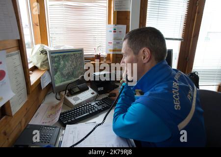 Notfallteam am Berg. Unter den Missionen der französischen Nationalpolizei wird die Bergrettung mit Unterstützung von Hubschrauberpiloten und SAMU-Ärzten durchgeführt, insbesondere in Isere auf der Alpe d'Huez Altiport - Henri Giraud ( LFHU) Stockfoto