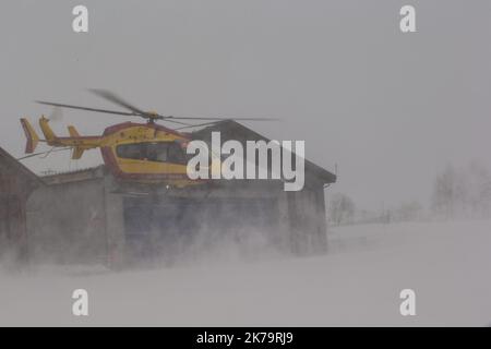 Notfallteam am Berg. Unter den Missionen der französischen Nationalpolizei wird die Bergrettung mit Unterstützung von Hubschrauberpiloten und SAMU-Ärzten durchgeführt, insbesondere in Isere auf der Alpe d'Huez Altiport - Henri Giraud ( LFHU) Stockfoto