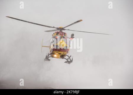 Notfallteam am Berg. Unter den Missionen der französischen Nationalpolizei wird die Bergrettung mit Unterstützung von Hubschrauberpiloten und SAMU-Ärzten durchgeführt, insbesondere in Isere auf der Alpe d'Huez Altiport - Henri Giraud ( LFHU) Stockfoto