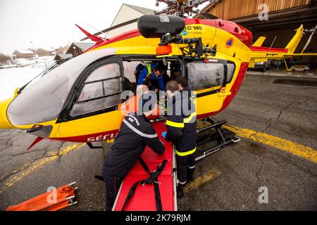 Notfallteam am Berg. Unter den Missionen der französischen Nationalpolizei wird die Bergrettung mit Unterstützung von Hubschrauberpiloten und SAMU-Ärzten durchgeführt, insbesondere in Isere auf der Alpe d'Huez Altiport - Henri Giraud ( LFHU) Stockfoto
