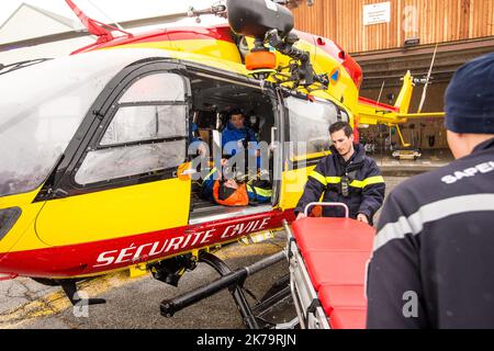 Notfallteam am Berg. Unter den Missionen der französischen Nationalpolizei wird die Bergrettung mit Unterstützung von Hubschrauberpiloten und SAMU-Ärzten durchgeführt, insbesondere in Isere auf der Alpe d'Huez Altiport - Henri Giraud ( LFHU) Stockfoto