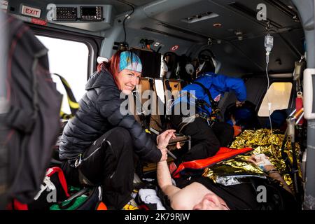 Notfallteam am Berg. Unter den Missionen der französischen Nationalpolizei wird die Bergrettung mit Unterstützung von Hubschrauberpiloten und SAMU-Ärzten durchgeführt, insbesondere in Isere auf der Alpe d'Huez Altiport - Henri Giraud ( LFHU) Stockfoto