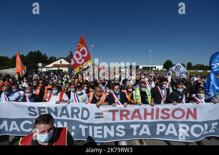 Demonstration von gewählten Beamten, Gewerkschaften und Bewohnern von Maubeuge und Val de Sambre gegen die Fusion der Renault-Werke in Douai und Maubeuge, die vom MCA Maubeuge auslaufen Stockfoto