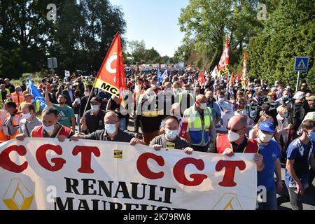 Demonstration von gewählten Beamten, Gewerkschaften und Bewohnern von Maubeuge und Val de Sambre gegen die Fusion der Renault-Werke in Douai und Maubeuge, die vom MCA Maubeuge auslaufen Stockfoto