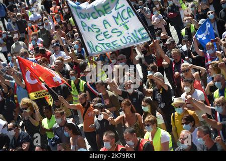 Demonstration von gewählten Beamten, Gewerkschaften und Bewohnern von Maubeuge und Val de Sambre gegen die Fusion der Renault-Werke in Douai und Maubeuge, die vom MCA Maubeuge auslaufen Stockfoto