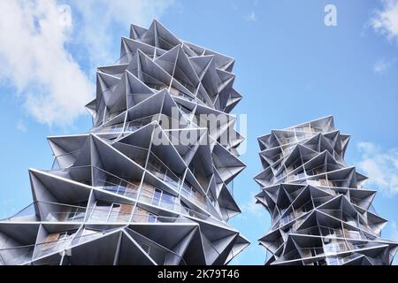 Kopenhagen, Dänemark - September 2022: Kaktusstürme und ihre dreieckigen Balkone wurden von der Bjarke Ingels Group im Stadtteil Fisketorvet Dybbølsbro entworfen. Stockfoto