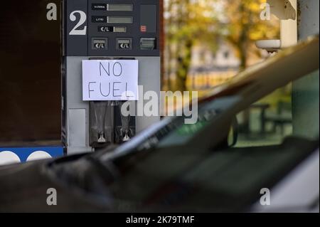 Ein Schild an einer Tankstelle sagt No Fuel. Kein Benzin an der Tankstelle aufgrund der Wirtschaftskrise. Stockfoto