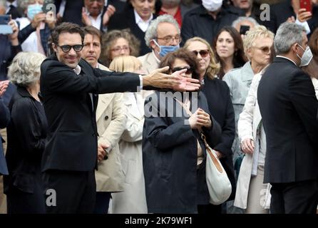 Paris, Frankreich, 4. 2020. juni - Trauerfeier des französischen Schauspielers und Humoristen c in der Kirche Saint-Germain-des-Pres in Paris, Frankreich, 04. Juni 2020. Bedos starb am 28. Mai 2020 im Alter von 85 Jahren in Paris. Stockfoto