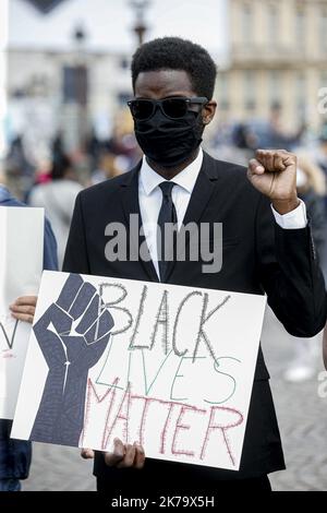 â©Sebastien Muylaert/MAXPPP - Protestierende nehmen an einer Demonstration zur Unterstützung der Proteste von George Floyd in den Vereinigten Staaten Teil, Und auch um an einen ähnlichen Umstand in Frankreich zu erinnern, als Adama Traore, ein 24-jähriger Franzose, der 2016 von der Polizei getötet wurde, während einer Kundgebung auf dem Place de la Concorde in der Nähe der US-Botschaft in Paris, Frankreich, stattfand. 06.06.2020 2020/06/06. Demonstration zur Unterstützung der Opfer Georges Floyd und Adama Traore und gegen Polizeigewalt und Rassismus... Stockfoto