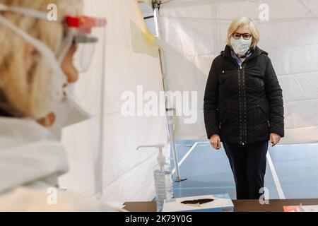 Frankreich / Val-d'Oise / Taverny - Patienten kommen aus der ganzen Abteilung. Mehr als 20 % der Einwohner des Val d'Oise haben keinen behandelnden Arzt, der die medizinische Versorgung bei Komplikationen oder Verdachtsfällen nicht erleichtert, weshalb das Telefon-Notfallsystem ein Partner des Zentrums ist. Stockfoto